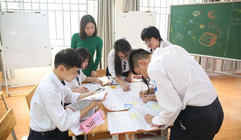 Cô Phạm Thị Thanh Huyền, Trường THPT Hoàng Cầu trong tiết dạy minh họa môn Giáo dục Kinh tế và Pháp luật lớp 11. Ảnh: NVCC