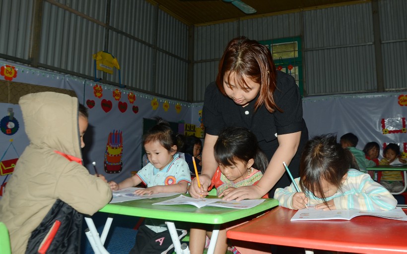 Giáo viên Trường Mầm non Huổi Lếch (huyện Mường Nhé) hướng dẫn học sinh tập tô.