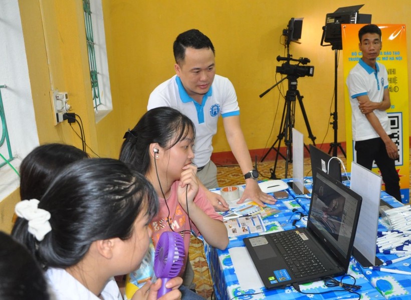 Ông Đỗ Ngọc Anh trong một hoạt động tư vấn tuyển sinh của Trường ĐH Mở Hà Nội tại tỉnh Yên Bái. Ảnh: NTCC