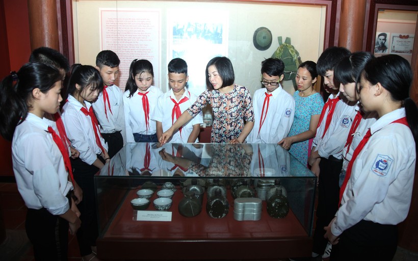 Học sinh Trường THPT Trần Hưng Đạo, huyện Tam Dương (Vĩnh Phúc) tìm hiểu lịch sử thông qua các buổi ngoại khóa tại Bảo tàng tỉnh. Ảnh: INT