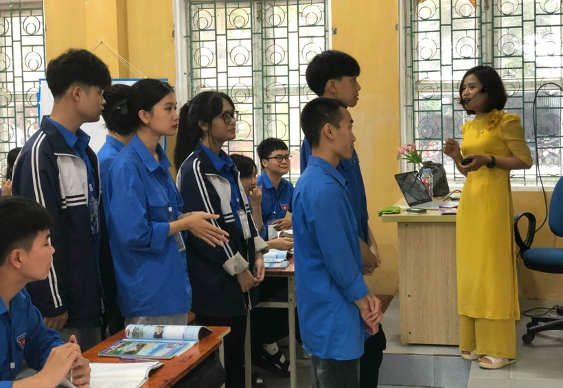 Giáo dục hướng nghiệp được Trường THPT Minh Châu (Hưng Yên) quan tâm lồng ghép trong dạy học các môn học, hoạt động giáo dục. Ảnh: NTCC