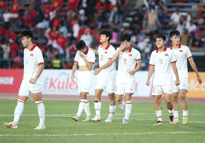 Các tuyển thủ U22 Việt Nam buồn bã rời sân sau trận bán kết.