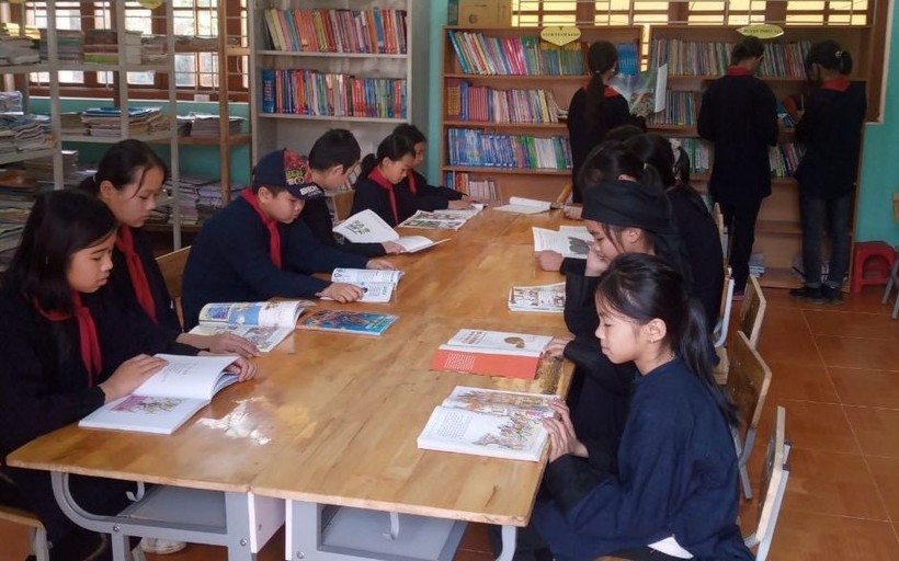 Học sinh tham gia đọc sách tại thư viện Trường Phổ thông DTBT Tiểu học & THCS Liên Hội (huyện Văn Quan, Lạng Sơn). Ảnh: NTCC