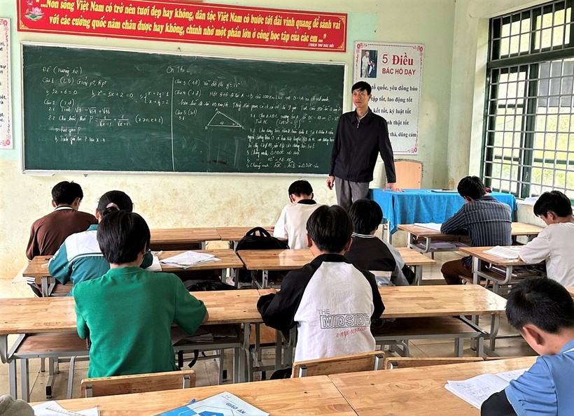 Trường THDTBT THCS Hồng Thu ôn tập cho học sinh đăng ký thi tuyển lớp 10.
