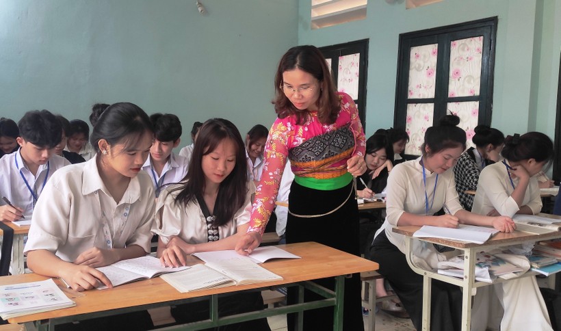 Cô giáo Hà Thị Khuyên trong tiết học dạy tiếng Thái tại Trường THPT Quan Sơn (Thanh Hóa). Ảnh: Hồng Đức