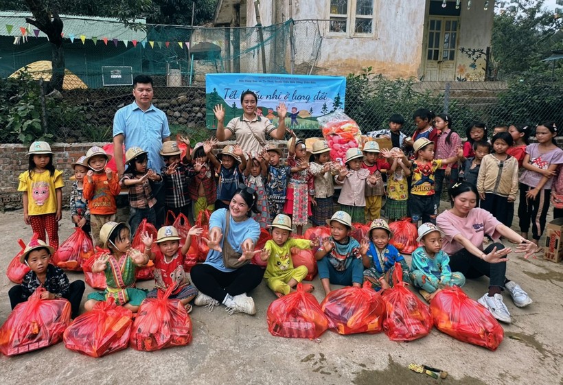 Những đứa trẻ ở Háng Sua tham gia chương trình “Tết Thiếu nhi ở lưng đồi”.