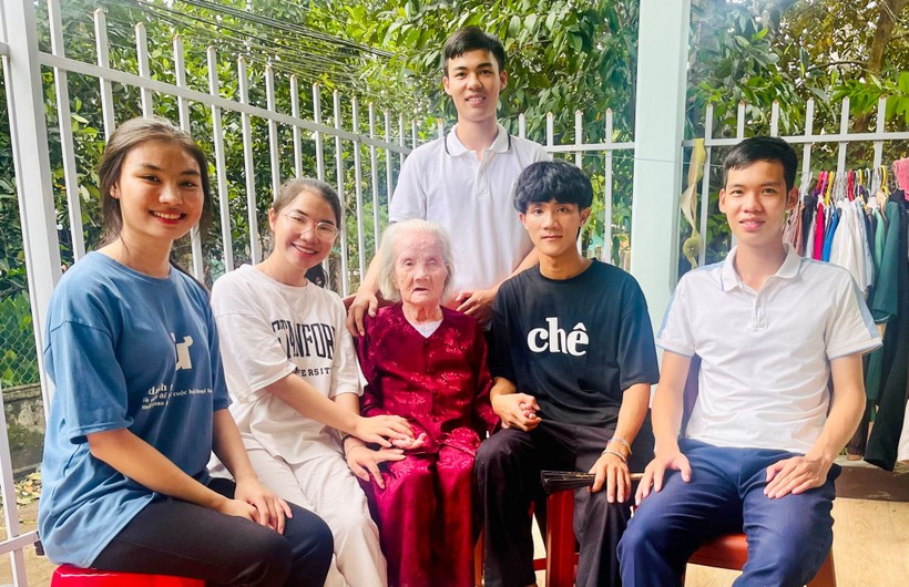 Cụ bà Huỳnh Thị Diệp và các sinh viên ở tại nhà cụ.