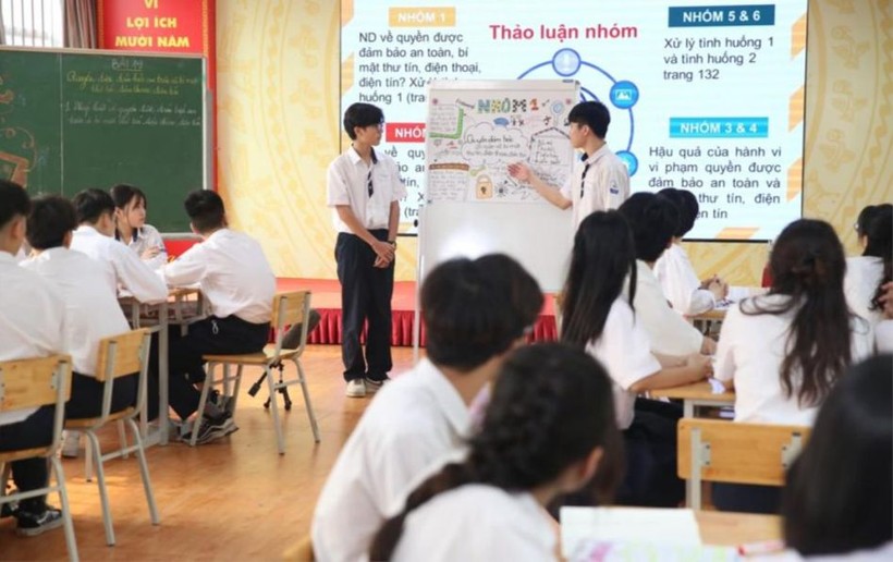 Học sinh Trường THPT Hoàng Cầu (Hà Nội) trong giờ học theo Chương trình giáo dục phổ thông 2018. Ảnh: NTCC
