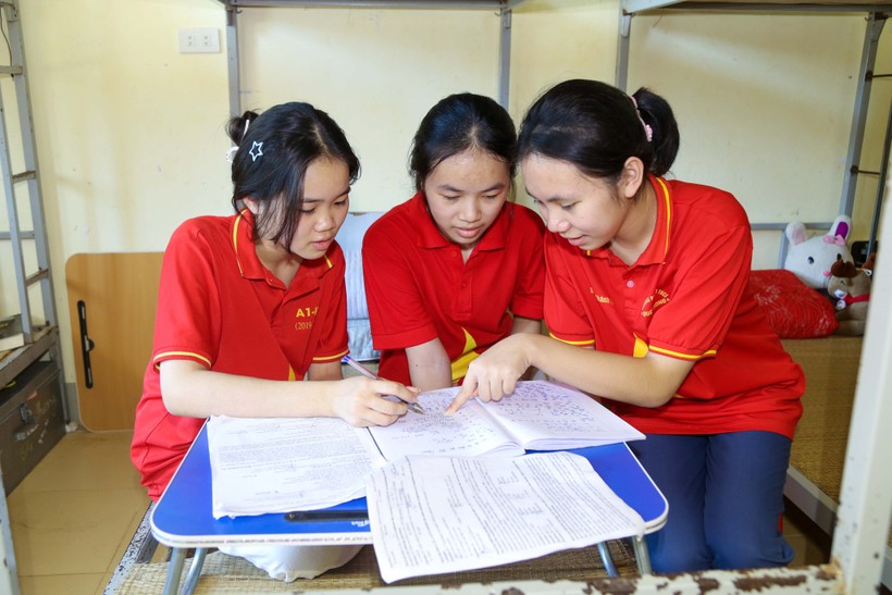 Học sinh khối 9 Trường Phổ thông DTNT THCS Quế Phong ở lại ôn thi vào lớp 10.