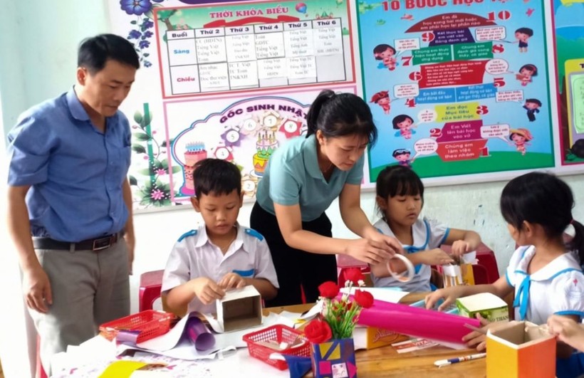 Học sinh Trường Phổ thông Dân tộc Bán trú Tiểu học & THCS Sơn Dung (Quảng Ngãi) với giờ học Hoạt động trải nghiệm sáng tạo. 