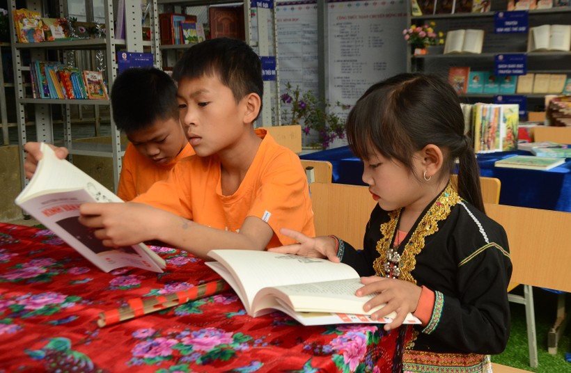 Học sinh Trường PTDTBT Tiểu học Mường Báng (huyện Tủa Chùa) đọc sách tại Thư viện nhà trường.