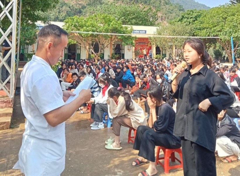 Cán bộ dân số huyện Tuần Giáo phối hợp với nhà trường tổ chức tuyên truyền phòng tránh tảo hôn và hôn nhân cận huyết thống.