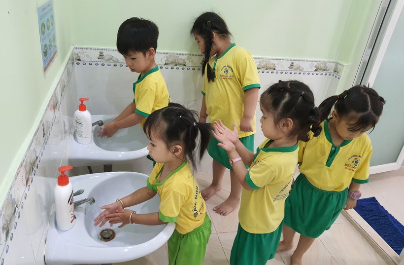 Trẻ Trường Mầm non Ngôi Sao Sáng rửa tay trước bữa ăn.