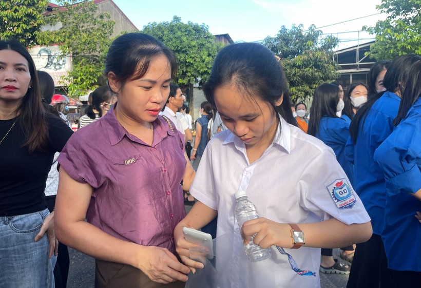 Chị Nguyễn Thị Phương (xã Kỳ Giang, huyện Kỳ Anh) cùng con gái vượt hơn 50km để thi vào trường chuyên.