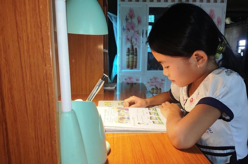 Em Hà Thị Dự (lớp 4A), Trường Tiểu học Quang Chiểu 2 ngồi học ở góc học tập mới tại gia đình.