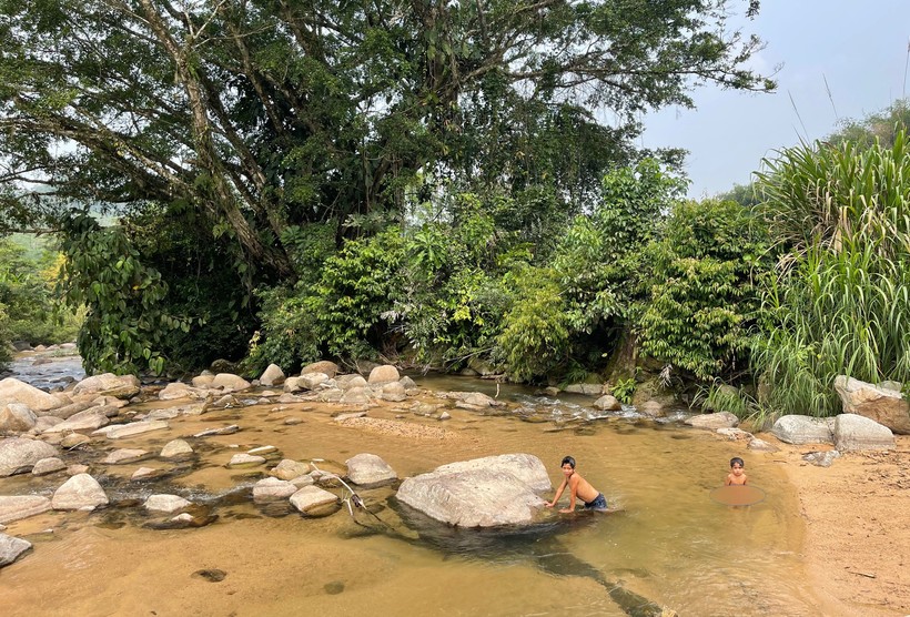 Trẻ em ở xã Đăk Nên (huyện Kon Plông) ra sông, suối tắm tiềm ẩn những tai nạn đáng tiếc trong hè.