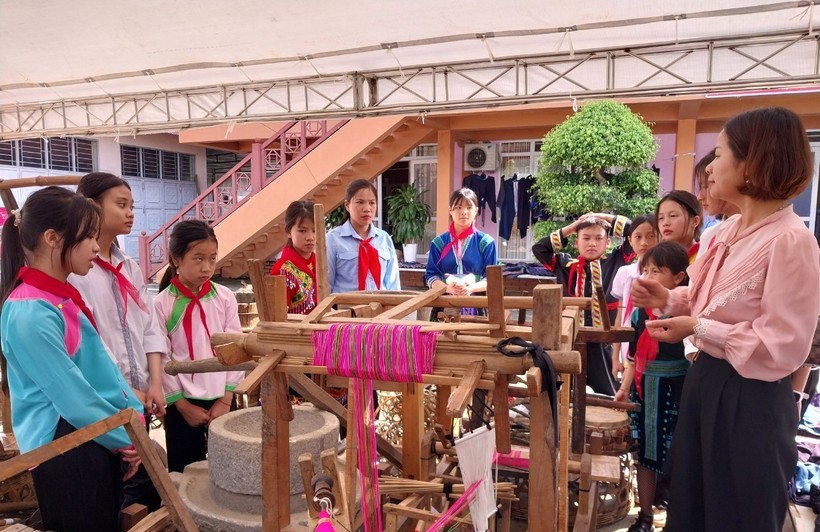 Trẻ tham quan không gian văn hóa các dân tộc tại Bảo tàng tỉnh Lai Châu.