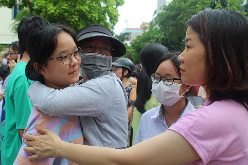 Sĩ tử ôm chầm người thân sau khi hoàn thành bài thi môn Tiếng Anh tại điểm thi Trường THPT Hàm Rồng (TP Thanh Hóa).