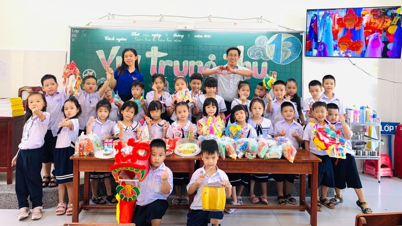 Thầy Hiệu trưởng Trường Tiểu học Võ Thị Sáu (quận Hải Châu, TP Đà Nẵng) đón Tết Trung thu năm 2022 với học sinh các lớp. 