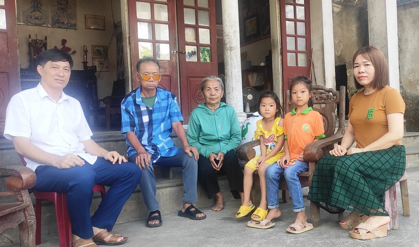 Thầy giáo Nguyễn Viết Xuân và cô Đinh Thị Lan Anh đến thăm gia đình em Hoàng Thị Hằng.