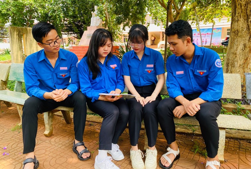 Các đảng viên là học sinh (năm học 2022 - 2023) của Trường THPT Nguyễn Bỉnh Khiêm - Đắk Lắk. Ảnh: ITN