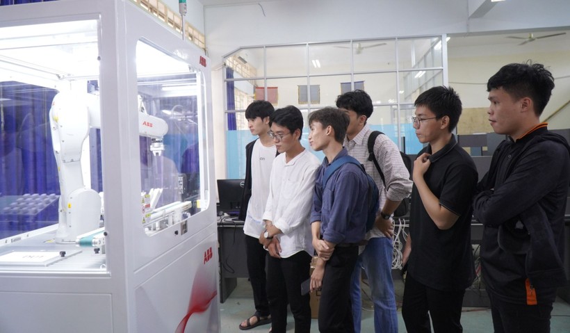 Trạm Robot và gói phần mềm mô phỏng Robot Studio tại Trường ĐH Bách khoa, ĐH Đà Nẵng do Công ty TNHH ABB Việt Nam tài trợ. Ảnh: NTCC 