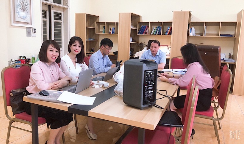 Các giảng viên của Trường ĐHSP Hà Nội thuộc nhóm biên soạn tài liệu mô-đun 5 bồi dưỡng giáo viên phổ thông tham gia tập huấn và chuyển giao tài liệu.