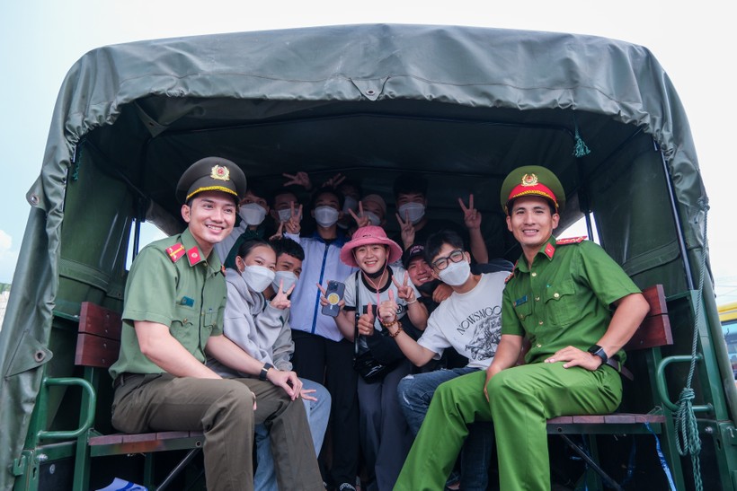 Công an tỉnh Kiên Giang sử dụng xe chuyên dụng hỗ trợ đón thí sinh huyện đảo vào đất liền dự thi tốt nghiệp THPT.