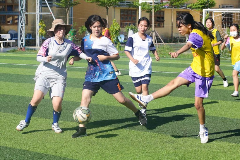 Giải bóng đá tình nguyện viên Hoa phượng đỏ do Trường THPT Hoàng Hoa Thám (Đà Nẵng) đăng cai tổ chức. 