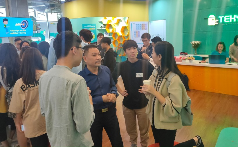 Sinh viên ngành Quản trị công nghệ giáo dục, Trường Đại học Quốc gia Hà Nội trong buổi tiếp cận EdTech.