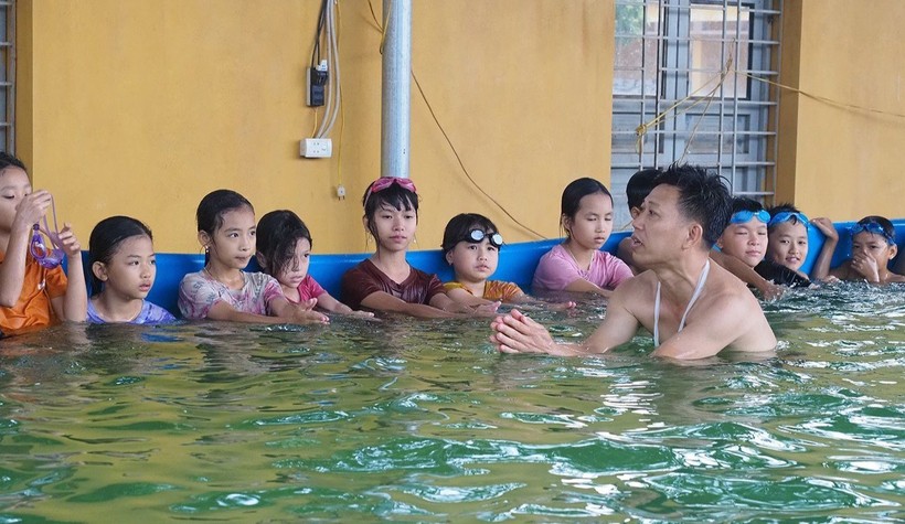 Trường Tiểu học Bảo Sơn tổ chức dạy bơi cho học sinh. Ảnh: NTCC