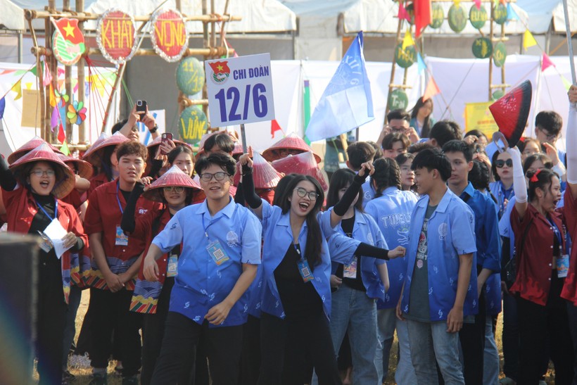 Học sinh lớp 12/6 Trường THPT Trần Phú (Đà Nẵng) tham gia hội trại trước khi bước vào những kỳ thi quan trọng. 
