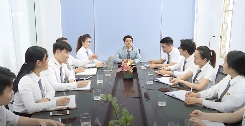 Ông Lê Minh Công - Giám đốc Công ty Luật TNHH Legal Solutions DFC trao đổi cùng đồng nghiệp. Ảnh: NVCC