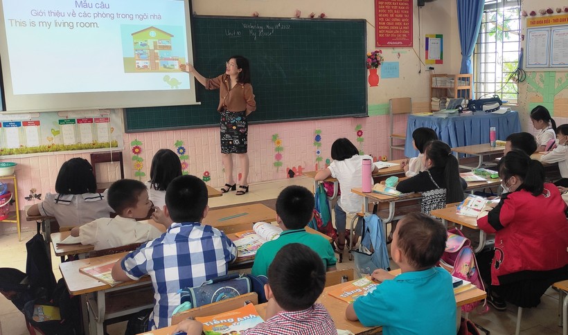 Giờ học tiếng Anh ở Trường Tiểu học & THCS thị trấn Mường Lát (Thanh Hóa).