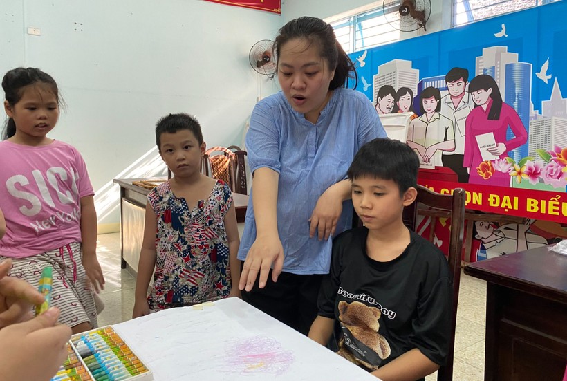 Cô giáo Phạm Thị Nhật Nghi đang hướng dẫn các em học sinh học vẽ.