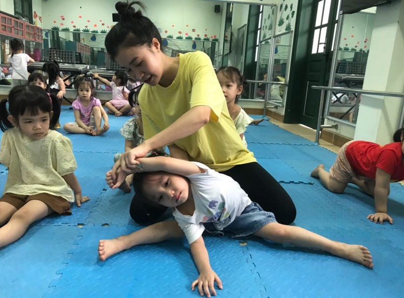 Giáo viên Trường Mầm non Xuân Đỉnh B, quận Bắc Từ Liêm hướng dẫn cho trẻ một số hoạt động thể chất và thẩm mỹ. 