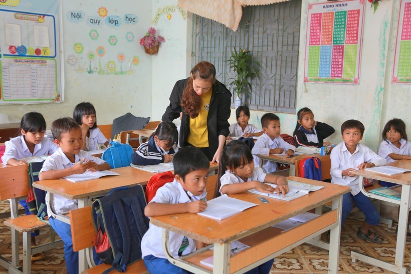 Do thiếu giáo viên dạy học theo Chương trình GDPT 2018, nên cô giáo tiếng Anh Trần Thị Hà My (Trường Tiểu Học và THCS Húc, xã Húc, huyện Hướng Hóa) phải dạy nhiều điểm trường.