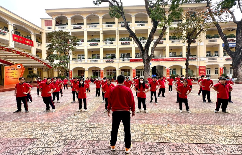 Khu vực sân của Trường THCS Hoàng Liệt (Hoàng Mai, Hà Nội) vừa là địa điểm học thể chất, vừa là chỗ học sinh vui chơi.