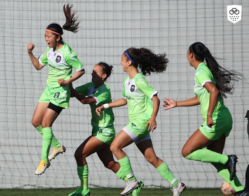 Tiền đạo Huỳnh Như (trái) ăn mừng bàn thắng trong màu áo câu lạc bộ Lank tại giải bóng đá nữ vô địch quốc gia Bồ Đào Nha. Ảnh: ITN.