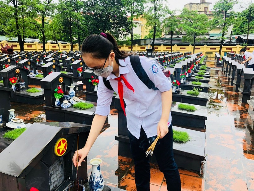 Học sinh Trường THCS Thanh Quan (Hà Nội) viếng nghĩa trang liệt sĩ Ngọc Hồi. Ảnh: NTCC