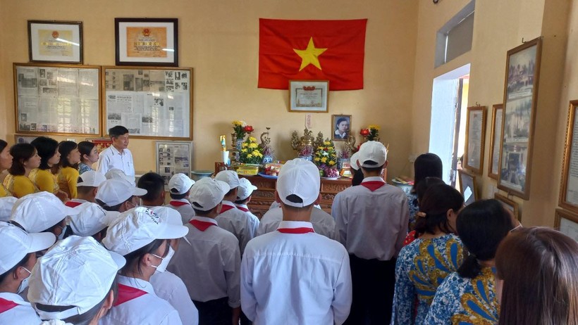 Trường TH&THCS Thụy Thanh (Thái Thụy) tổ chức ngoại khóa về Nghĩa trang 21/10. Ảnh: Phòng GD cung cấp 