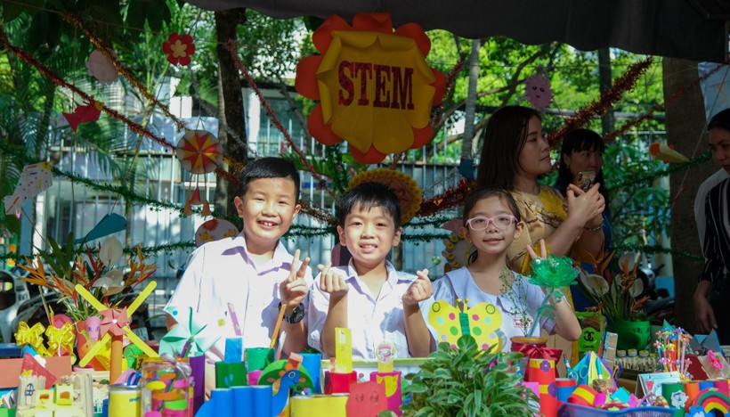Học sinh Trường Tiểu học Ngô Quyền (TP Cần Thơ) trưng bày các sản phẩm STEM của trường.