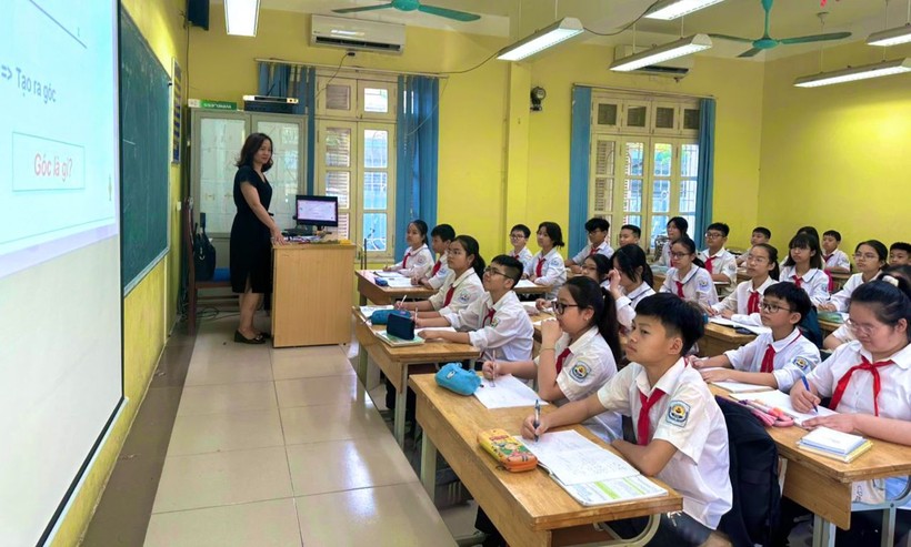 Cô trò Trường THCS Ái Mộ (Long Biên, Hà Nội) trong giờ học.