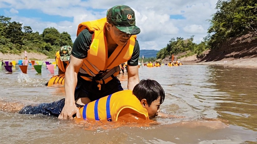 Bộ đội biên phòng Đồn Biên phòng Thanh (Bộ đội biên phòng Quảng Trị) dạy bơi cho học sinh miền núi Hướng Hóa. Ảnh biên phòng