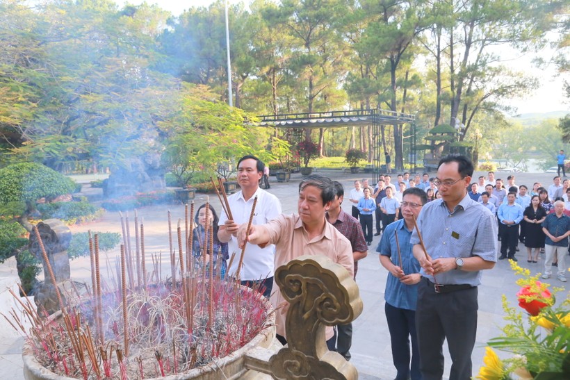 Bộ trưởng Nguyễn Kim Sơn dâng hương tri ân liệt sĩ tại Nghĩa trang Liệt sĩ quốc gia Trường Sơn. Ảnh: Đăng Đức