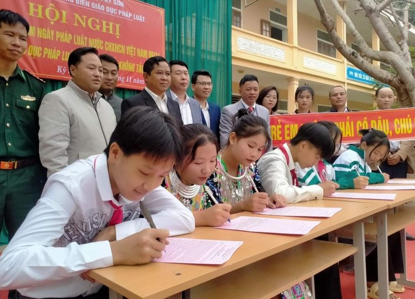 Hội nghị hưởng ứng 10 năm Ngày pháp luật nước CHXHCN Việt Nam của huyện Kỳ Sơn và ký cam kết không tảo hôn, tổ chức tại Trường PTDTBT THCS Nậm Cắn. Ảnh: NTCC