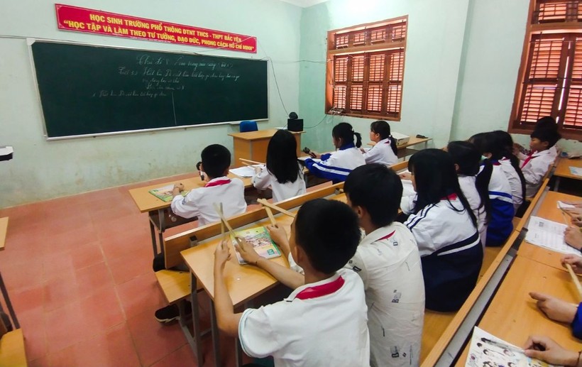Học sinh Trường Phổ thông DTNT THCS & THPT Bắc Yên, Sơn La, tập gõ phách trong tiết Âm nhạc.