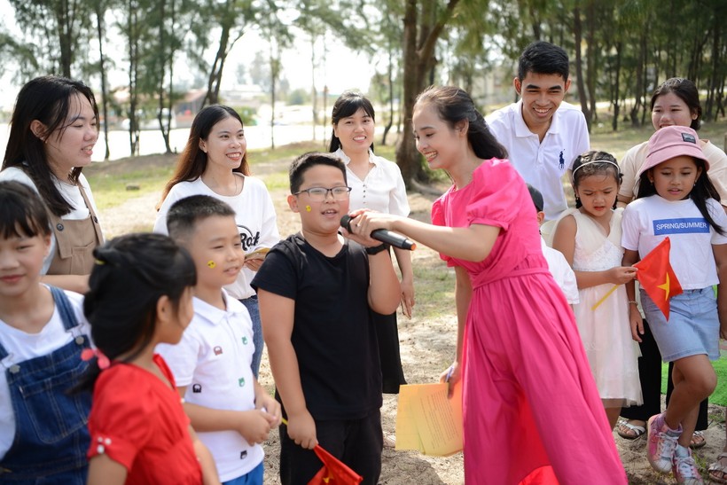 Hoạt động trải nghiệm trong không gian văn hoá Huế của Trường Tiểu học Phú Hải (Phú Vang, Thừa Thiên - Huế). Ảnh: Mai Lan