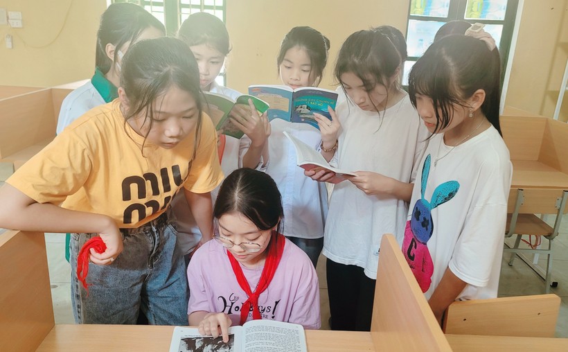 Học sinh Trường THCS Hưng Đạo (Tiên Lữ, Hưng Yên) say sưa đọc sách về Bác Hồ. Ảnh: NTCC