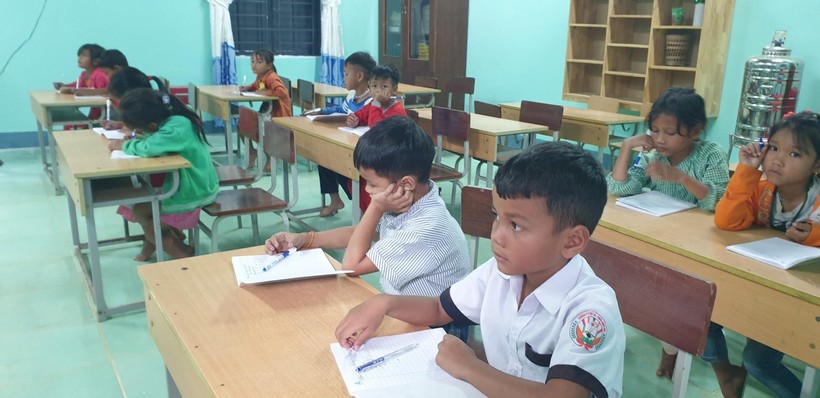 Tiết học trong chương trình lớp học vùng cao Ươm mầm xanh Ca Dong của Trường Phổ thông dân tộc bán trú Tiểu học – THCS Trà Nam.